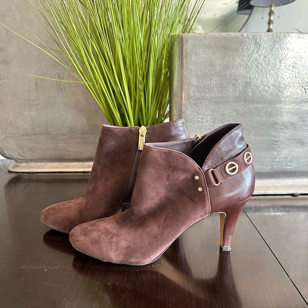 🎉HOST PICK!!! 🎉Vince Camuto Venten Suede and Leather Heel Booties- WS7